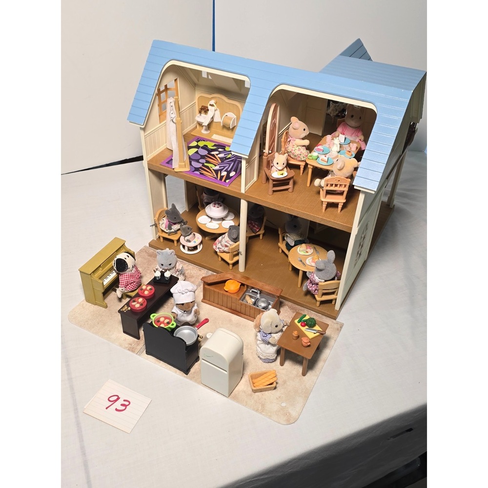 Calico Critters Blue Roof Courtyard Restaurant Furnished 20+ Characters